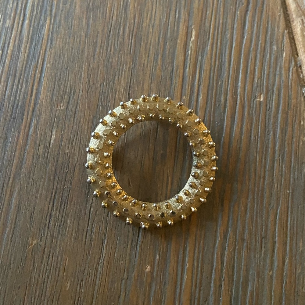 Mamselle textured vintage gold tone brooch